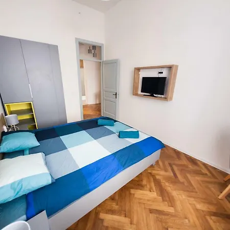 Luxury 3 *