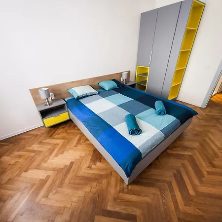 Luxury 3 Апартаменти *